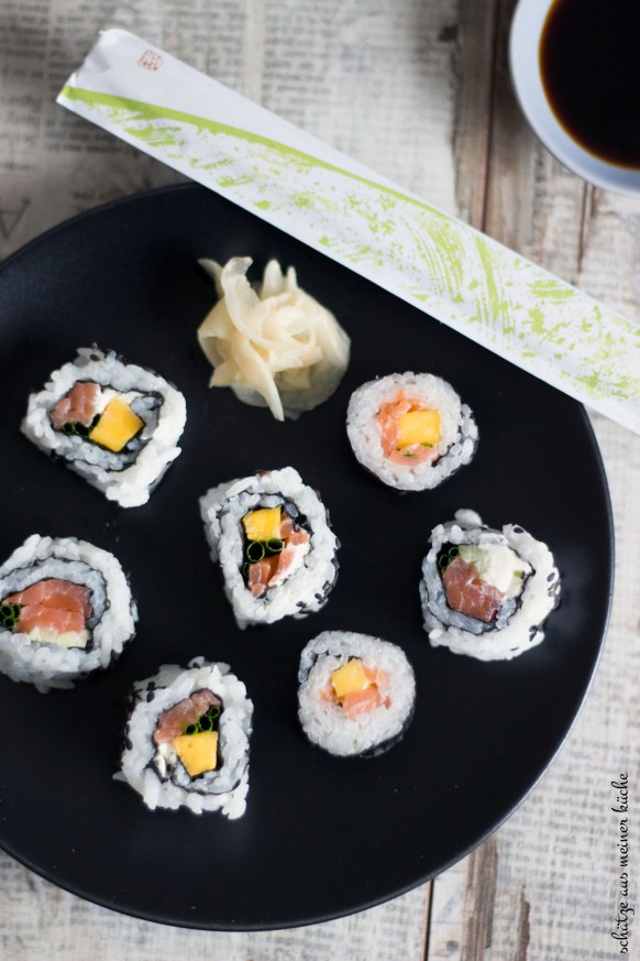 Sushi mit Lachs und Mango