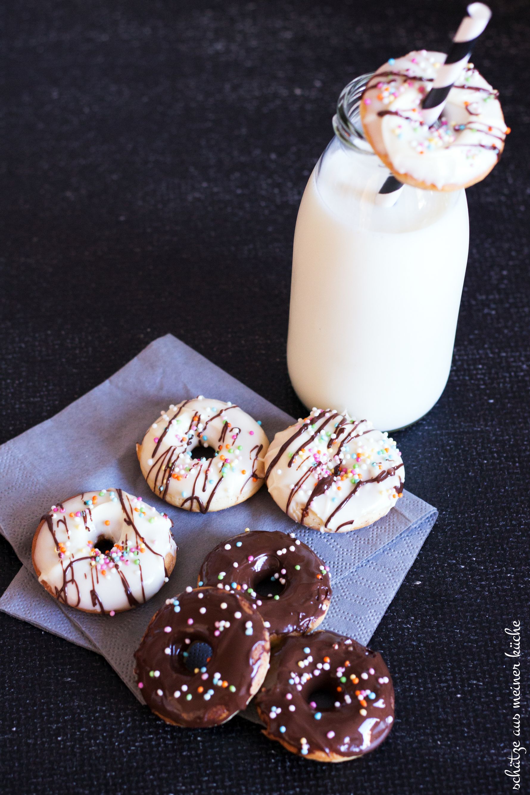 Mini-Donuts mit Zuckerstreuseln