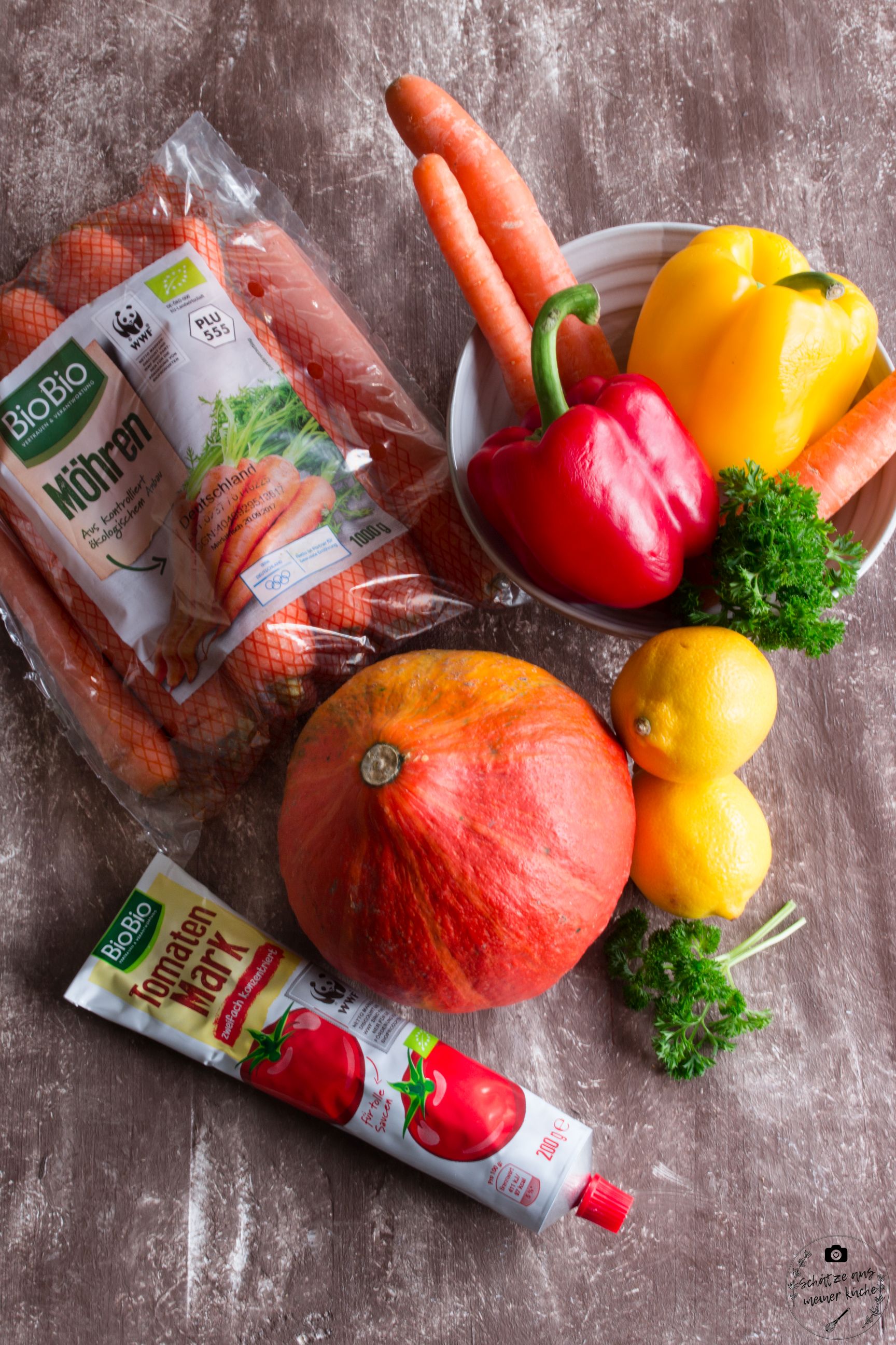 Produkte für Couscous-Salat mit buntem Herbstgemüse