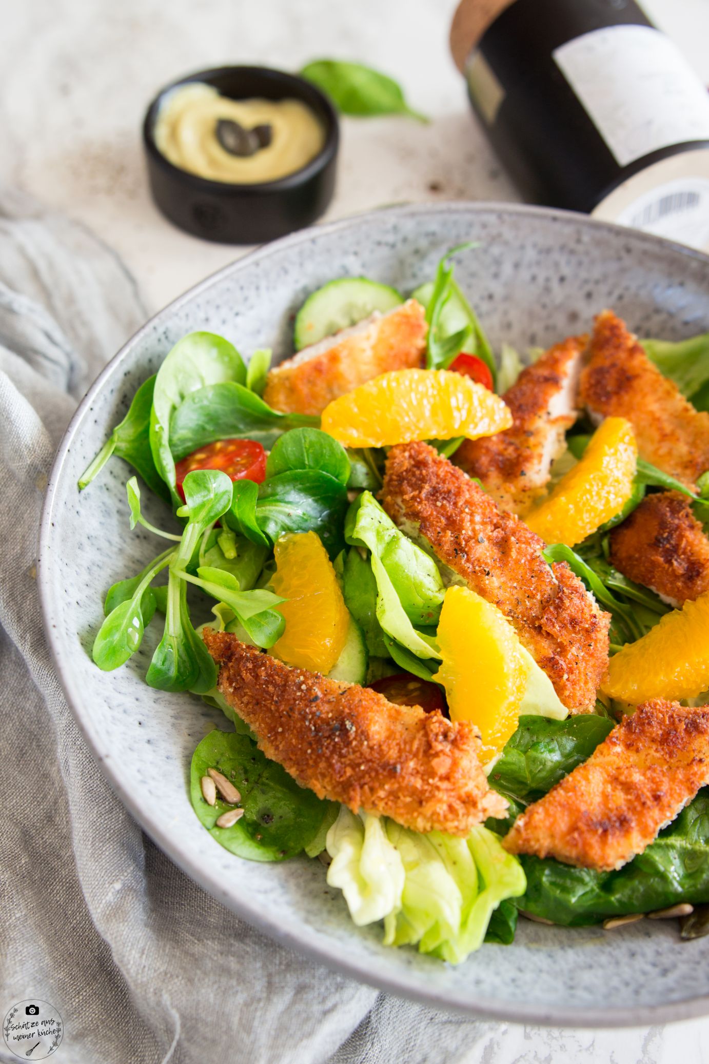 Backhendlstreifen-Salat mit fruchtigem Orangendressing und köstlicher Kernölmayonnaise