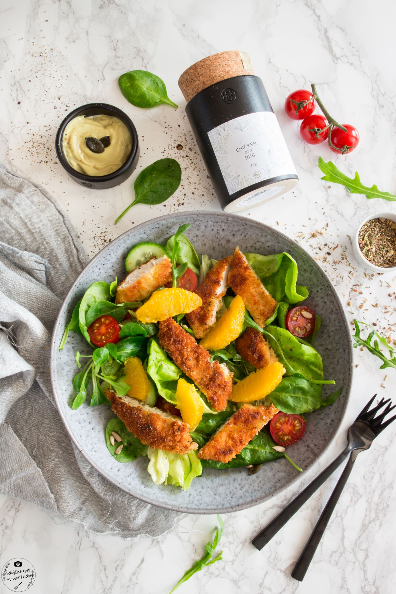 Backhendlstreifen-Salat mit fruchtigem Orangendressing und köstlicher Kernölmayonnaise